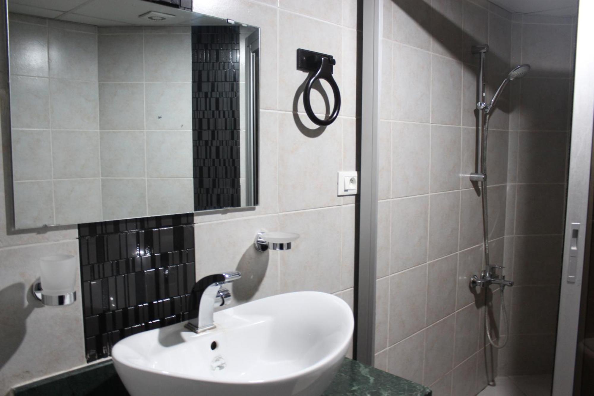 Hotel Belle Vie Киншаса Экстерьер фото
